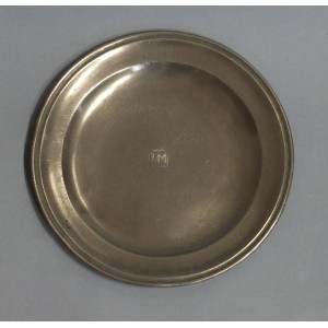 Assiette en étain de l'auberge Notre-Dame à Grisolles