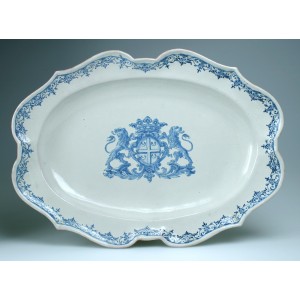 Plat en faïence d'Ardus aux armes de l'intendant Lescalopier