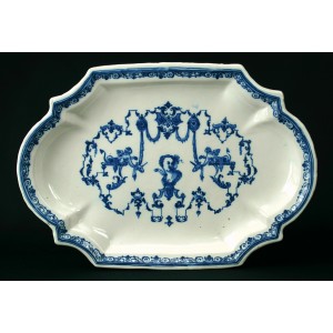 Plat à bord contourné